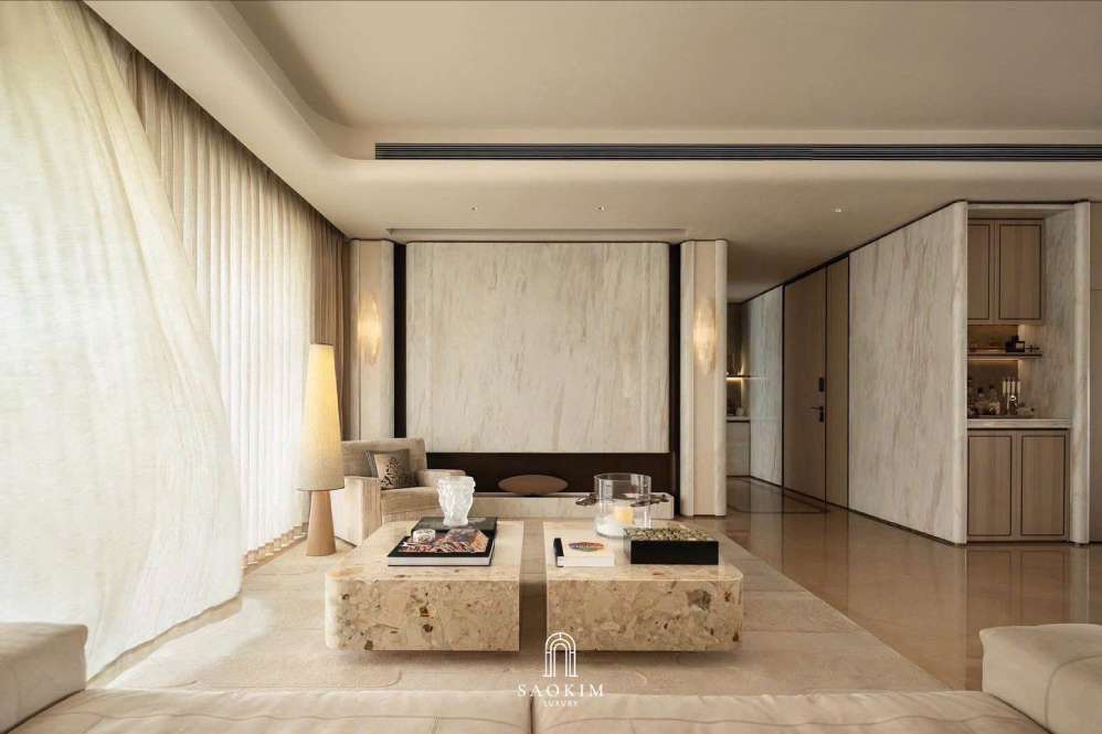Phòng khách thiết kế nội thất phong cách Contemporary Quiet Luxury ghi điểm với gam màu ấm, vật liệu tinh tế và cách tiết chế chi tiết đầy khéo léo.